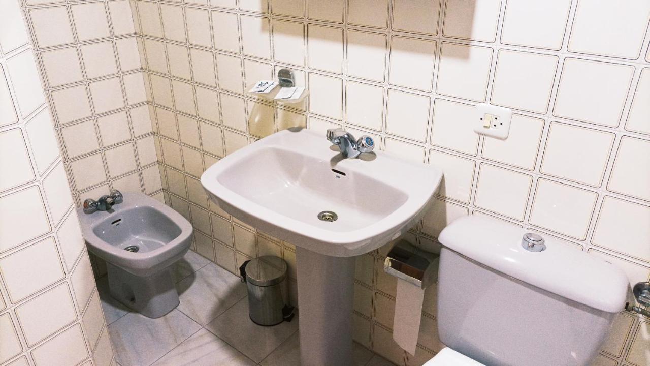 Garden Lodge Hostal Evencio 리바다비아 외부 사진
